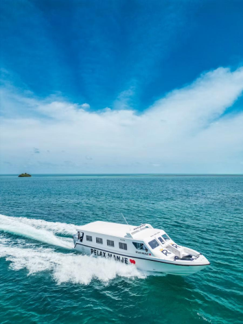 Speedboat crossing turquoise water toward Koh Tang